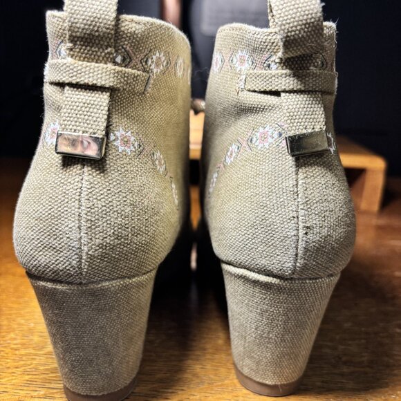 New, Women's Wedge Ankle Booty. Size 8 Regular - Picture 5 of 6